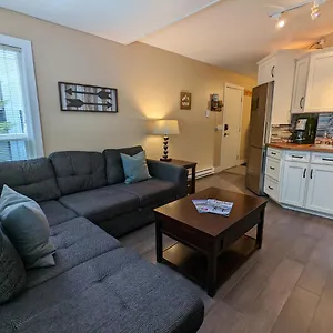Cozy 1br Walk To Gondola, Sleep 4, Free Parking Holiday home Whistler